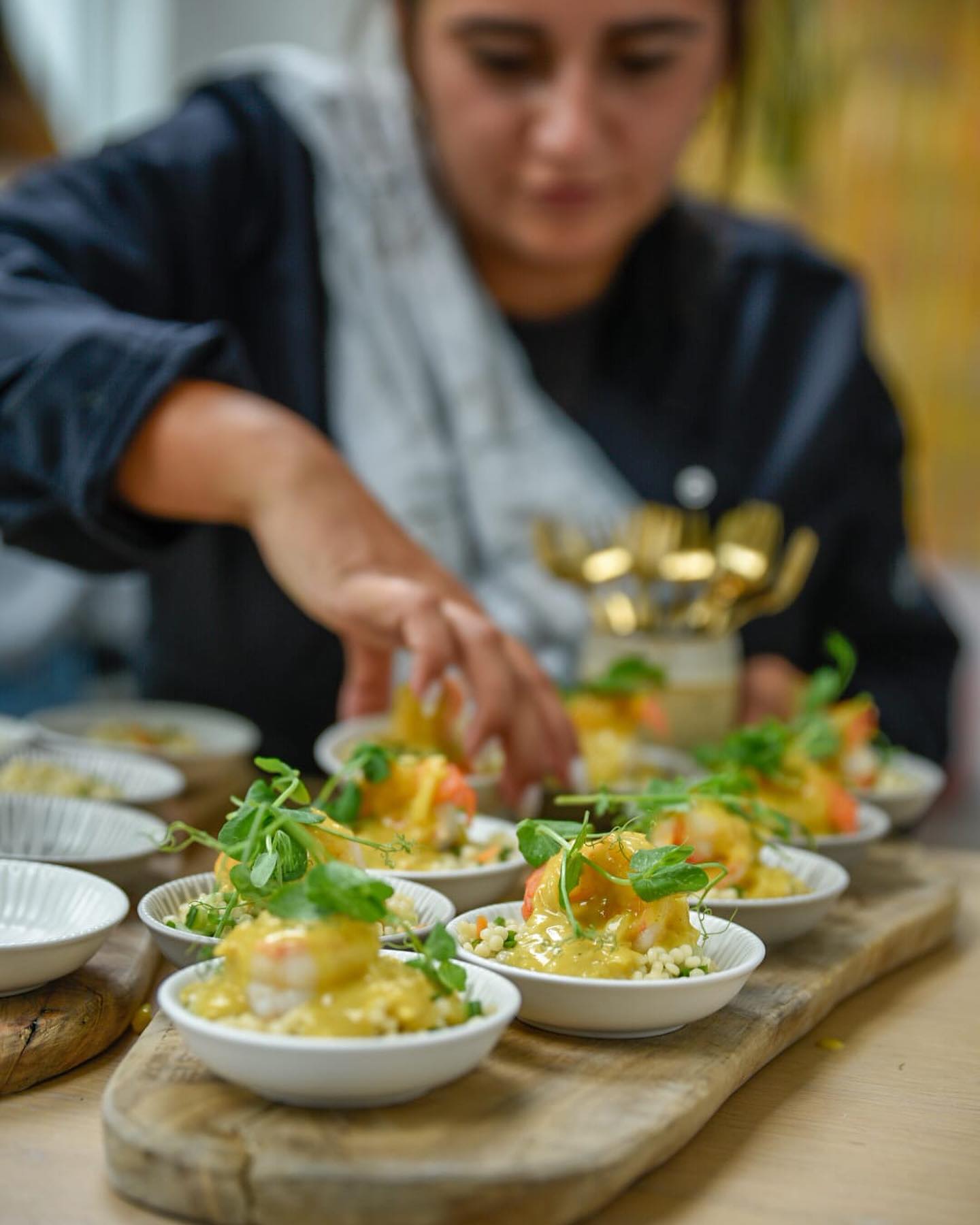 Lotte plateert hapjes tijdens een evenement