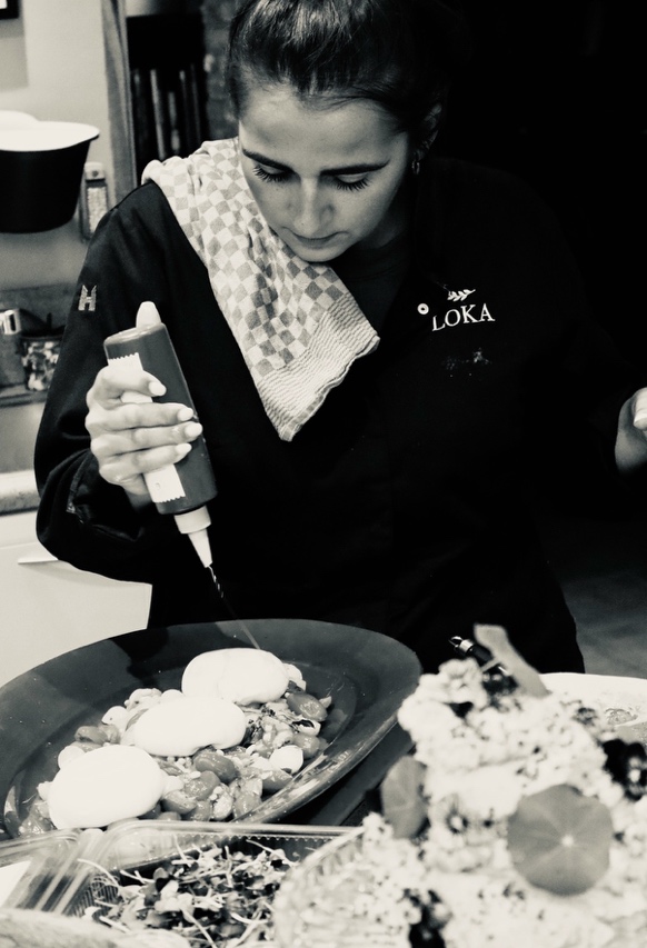 Lotte, oprichtster van LOKA Catering, aan het werk